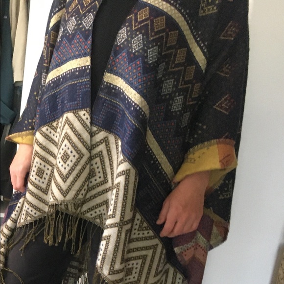 Reversible Cape with diamond pattern fringe - Picture 4 of 11